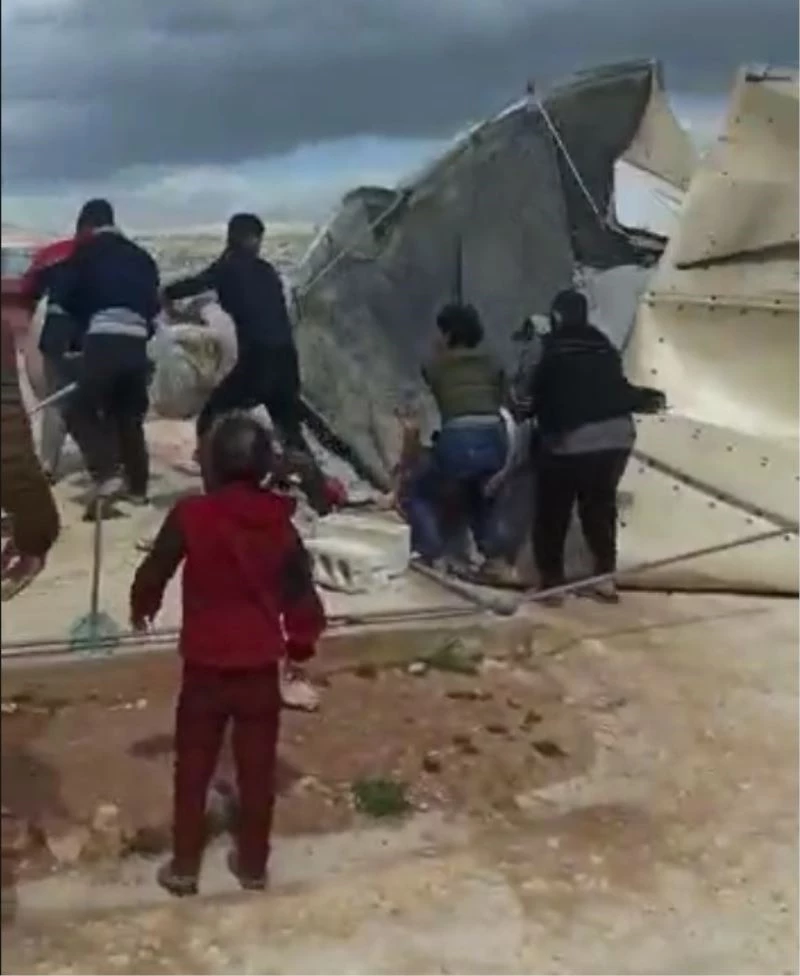 İdlib’te fırtına nedeniyle çadırlar uçtu
