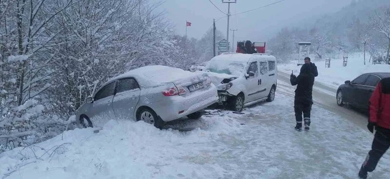 Kar yağışı beraberinde kazayı getirdi: 2 yaralı
