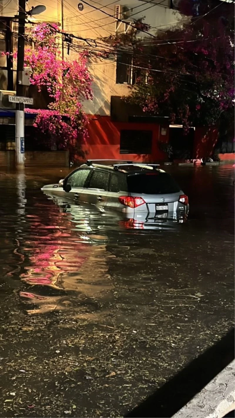 Meksika’yı sel vurdu, yollar sular altında kaldı: 5 ölü
