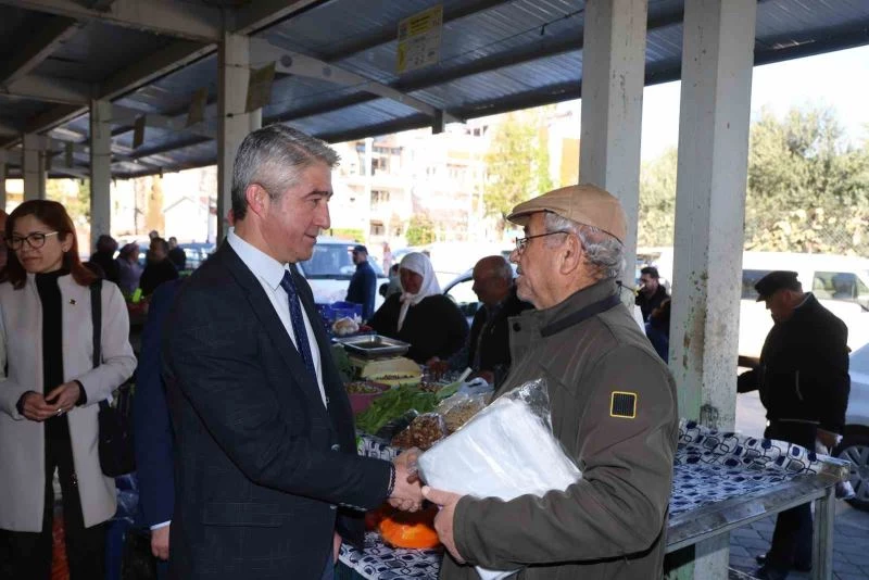 Başkan Oktay, semt pazarında vatandaşlarla buluştu
