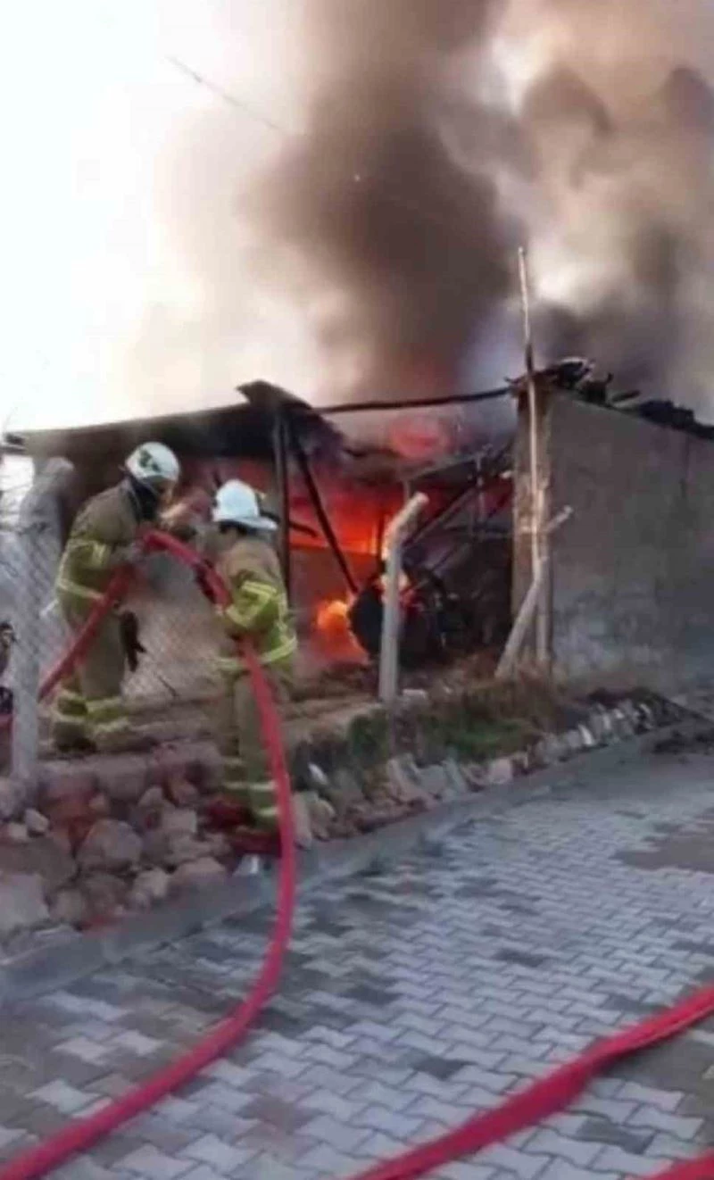 Garajda çıkan yangında traktör ve minibüs küle döndü
