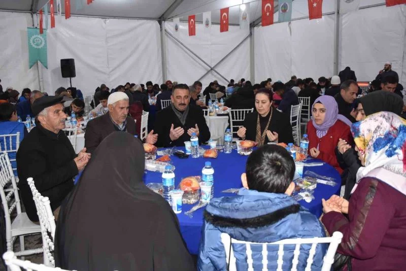 Siirt Valisi Hacıbektaşoğlu, afetzede ailelerle iftar programında buluştu
