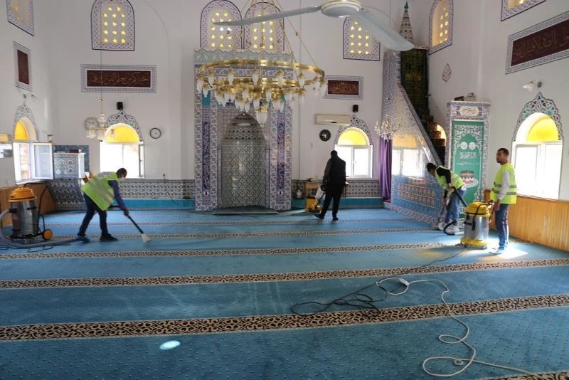 Burhaniye’de Camilerin temizlikleri devam ediyor
