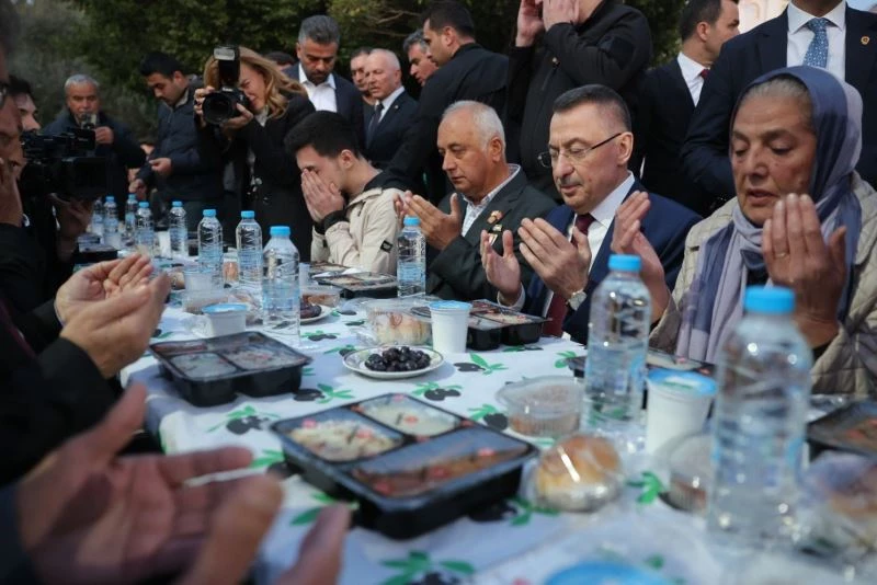 Cumhurbaşkanı Yardımcısı Oktay, KKTC’de iftar yaptı
