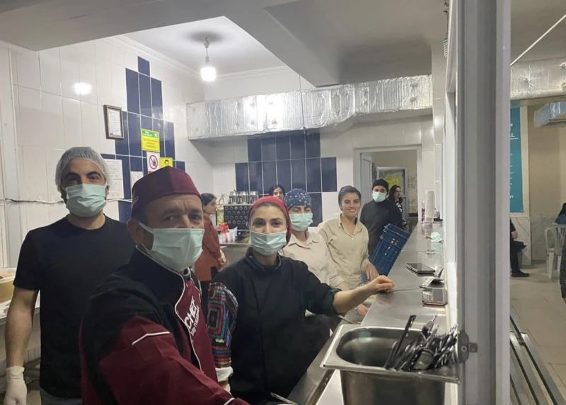 Uludere kaymakamı öğretmen ve öğrencilerle iftarda buluştu
