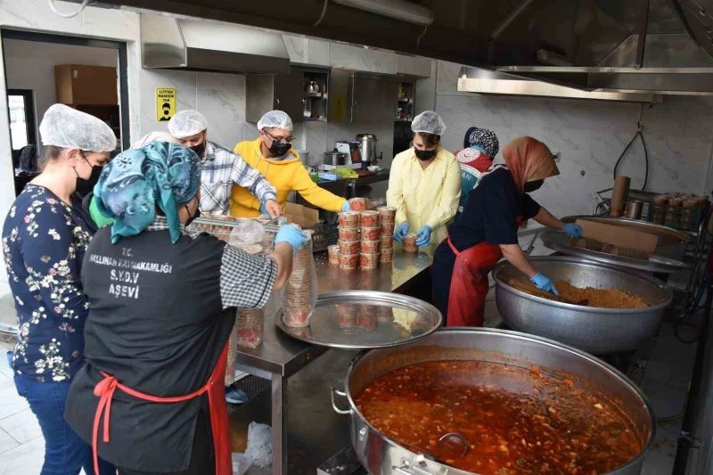 Nallıhan Belediyesi’nden günlük 2 bin aileye sıcak yemek

