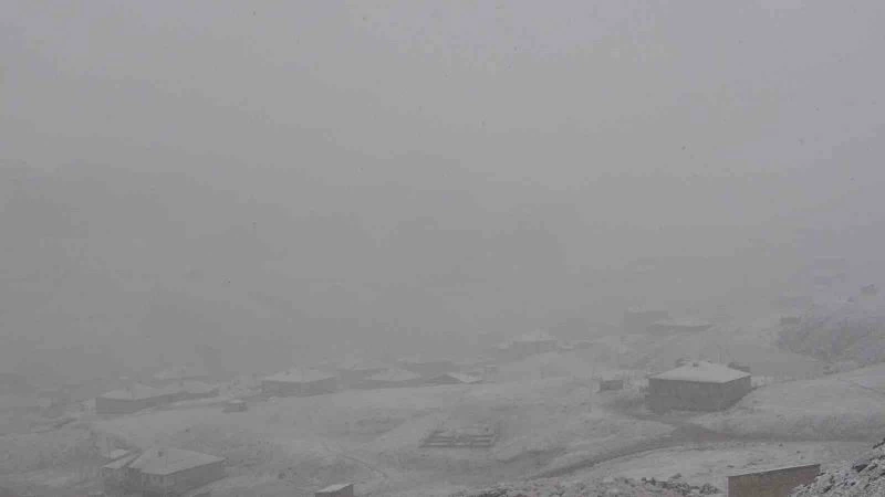 Yüksekova’da kar yağışı ve yoğun sis
