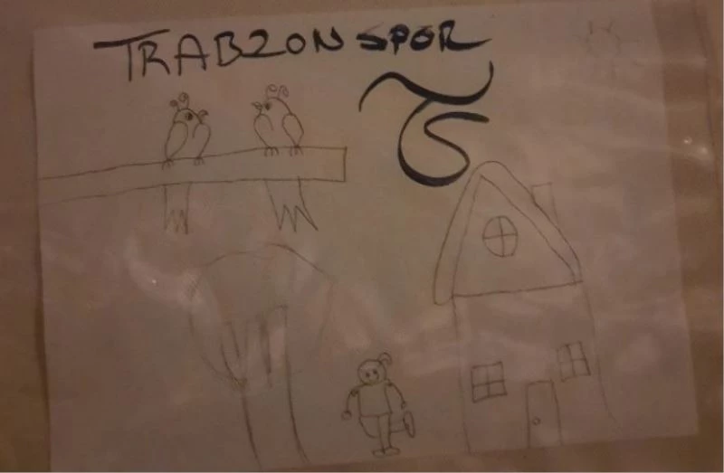Depremzede çocuğun çizdiği resim Trabzonspor’un dikkatini çekti, Bakasetas imzalı forma gönderdi
