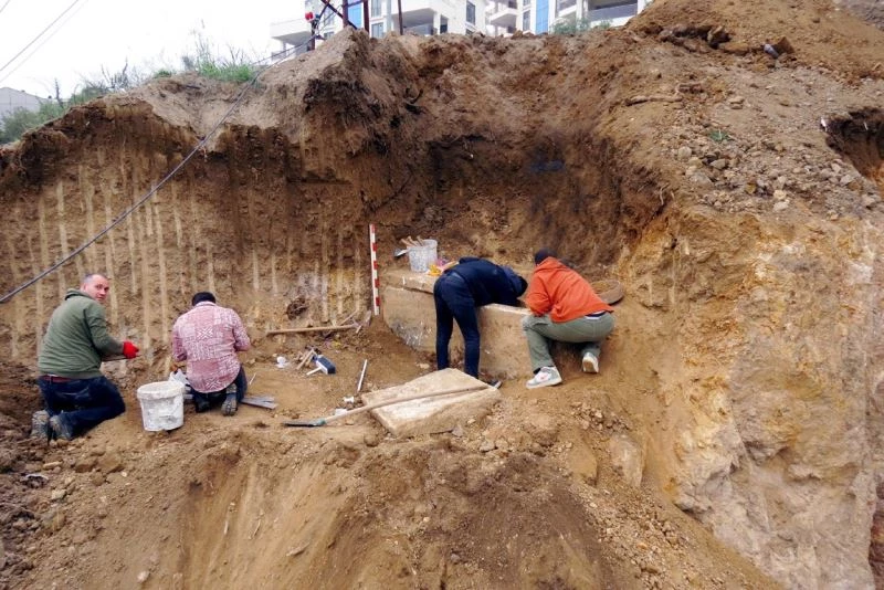 Mudanya’da pazaryeri inşaatından lahit çıktı
