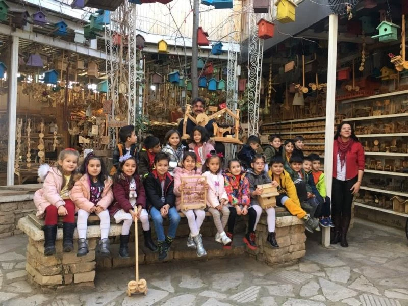 Boş vakitlerinde tahta oyuncaklar yapan tekstilci, çocukları sevindiriyor
