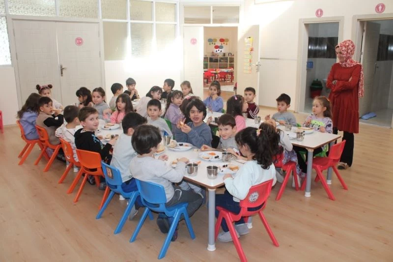 Minikler ücretsiz yemekle buluştu
