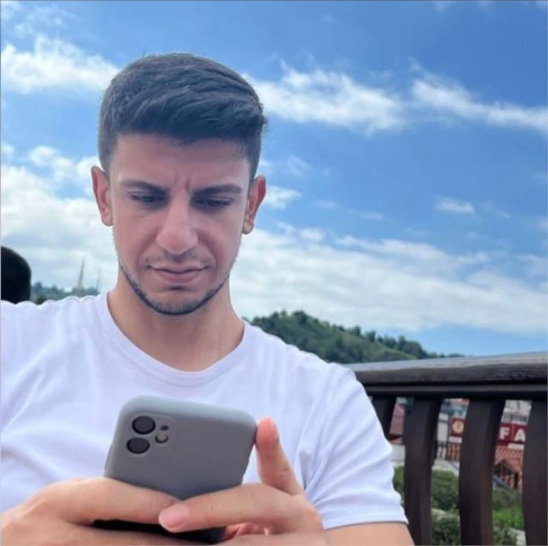 Depremin ardından devrilen duvar ile ağacın altında kalan polis memuru Rize’de toprağa verilecek
