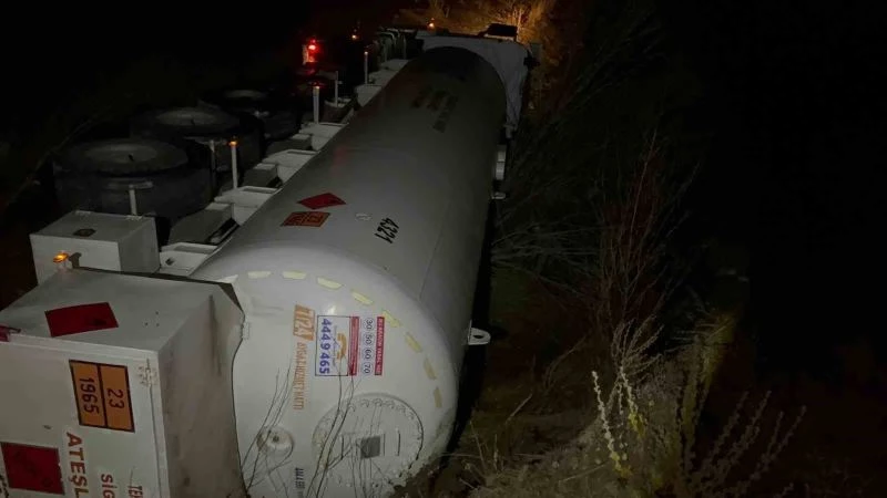 Yoldan çıkan akaryakıt tankeri yan yattı
