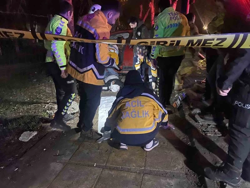 Bakırköy’de 17 yaşındaki sürücü önce refüje ardından ağaca çarptı: 1 ölü, 5 yaralı
