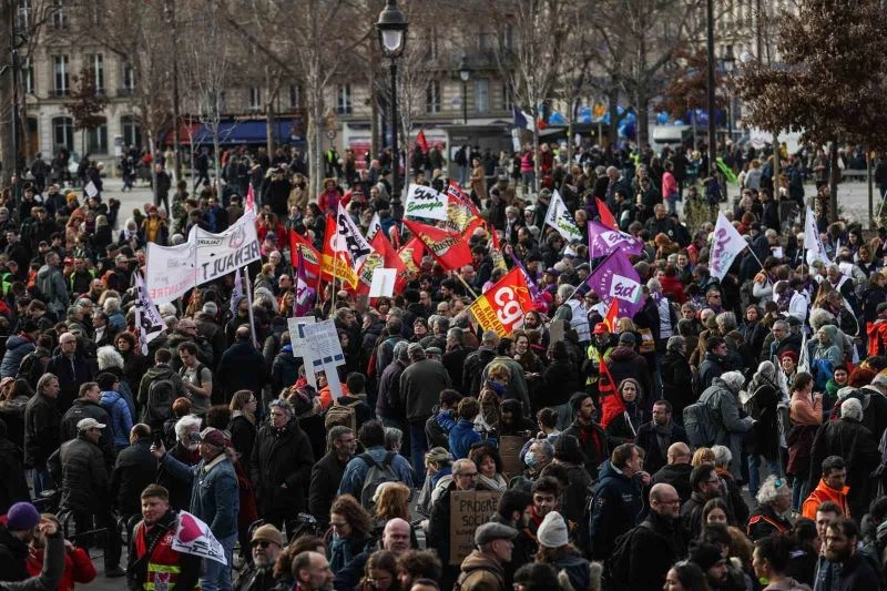 Fransa’da sendikalardan 7 Mart’ta emeklilik reformuna karşı grev çağrısı
