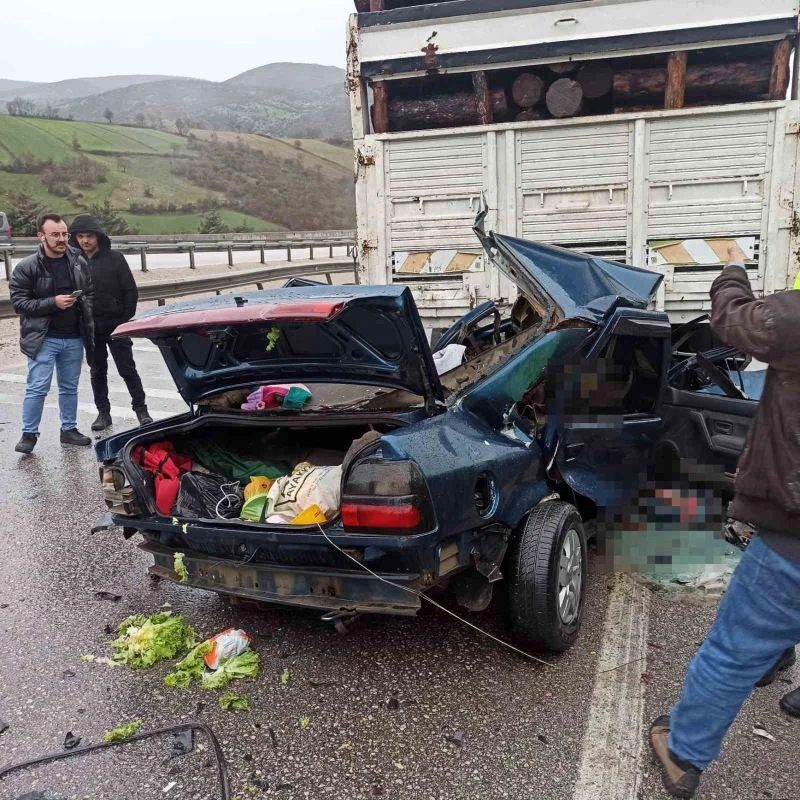 Balıkesir’de otomobil kamyona arkadan çarptı: 2 ölü, 6 yaralı
