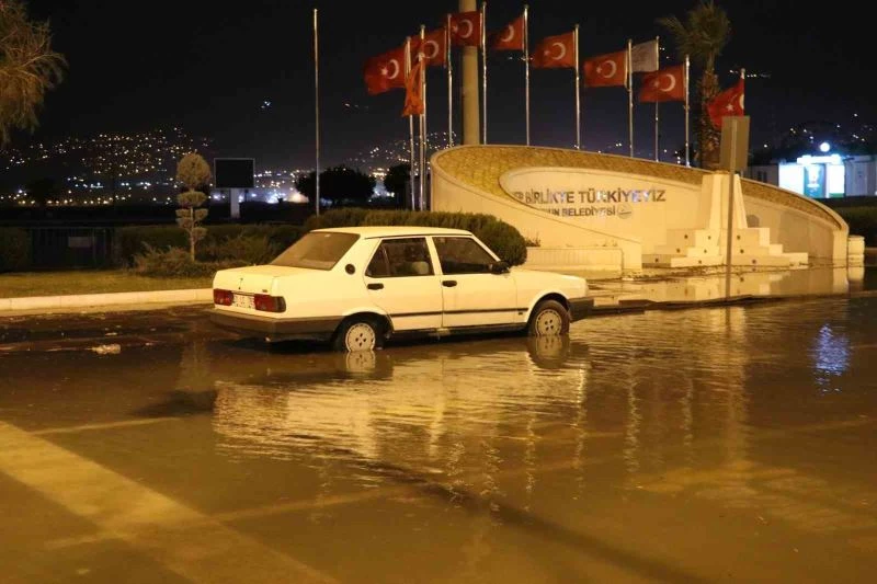 İskenderun’da deniz taştı, caddeler göle döndü
