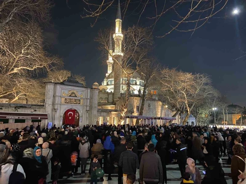 Berat Kandili’nde vatandaşlar Eyüp Sultan Camii’ne akın etti
