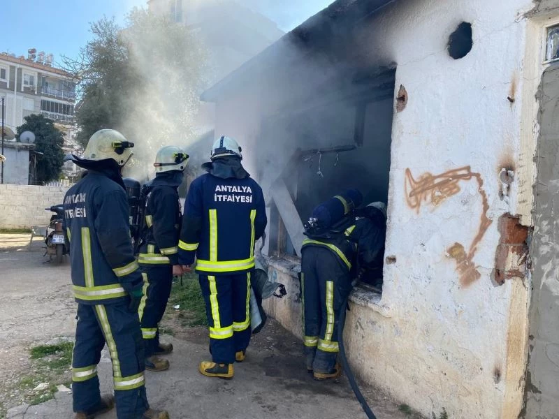 Evsizlerin kaldığı metruk binada yangın
