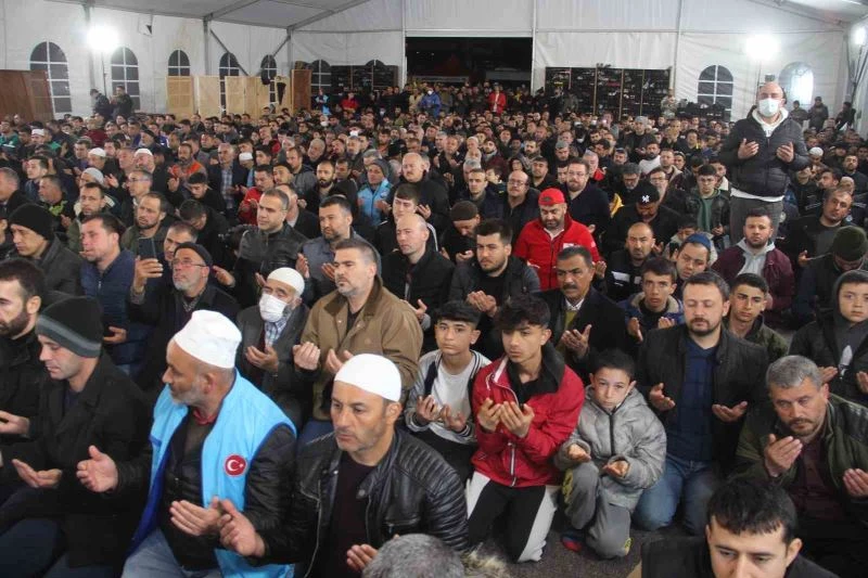 Depremin merkezinde Berat Kandili’nde eller semaya açıldı
