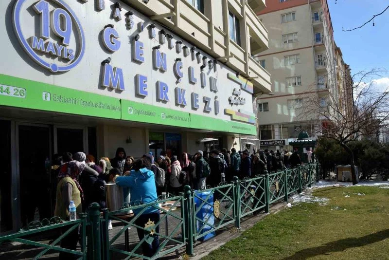 Bin genç aynı anda kayıt oldu
