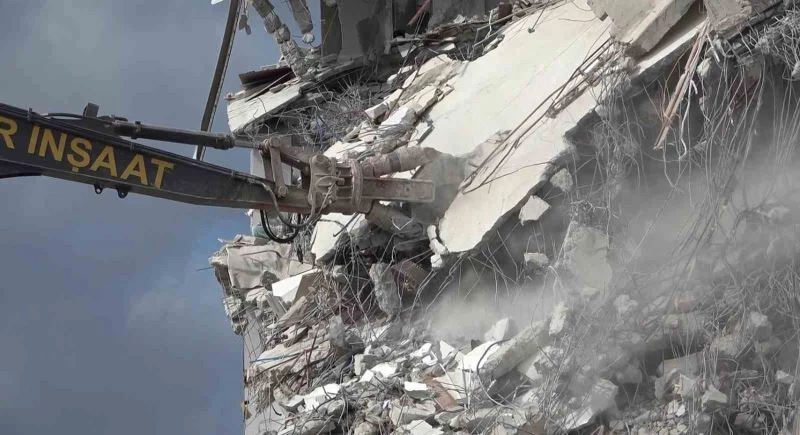 İslahiye’de enkaz kaldırma ve bina yıkım işlemleri sürüyor
