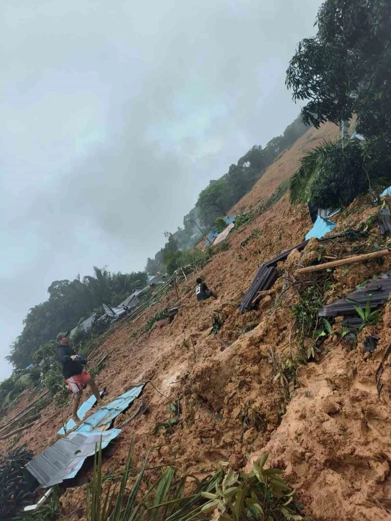 Endonezya’da toprak kayması felaketi: 11 ölü, 50 kayıp
