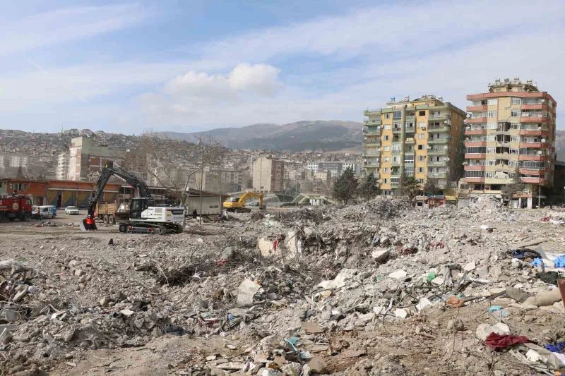 Günlerdir enkazda Kabe örtüsünü arıyorlar
