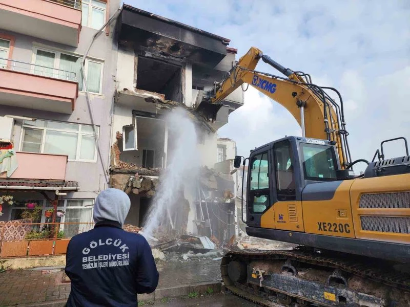 Doğalgaz patlamasında ağır hasar alan binanın yıkımı tamamlandı
