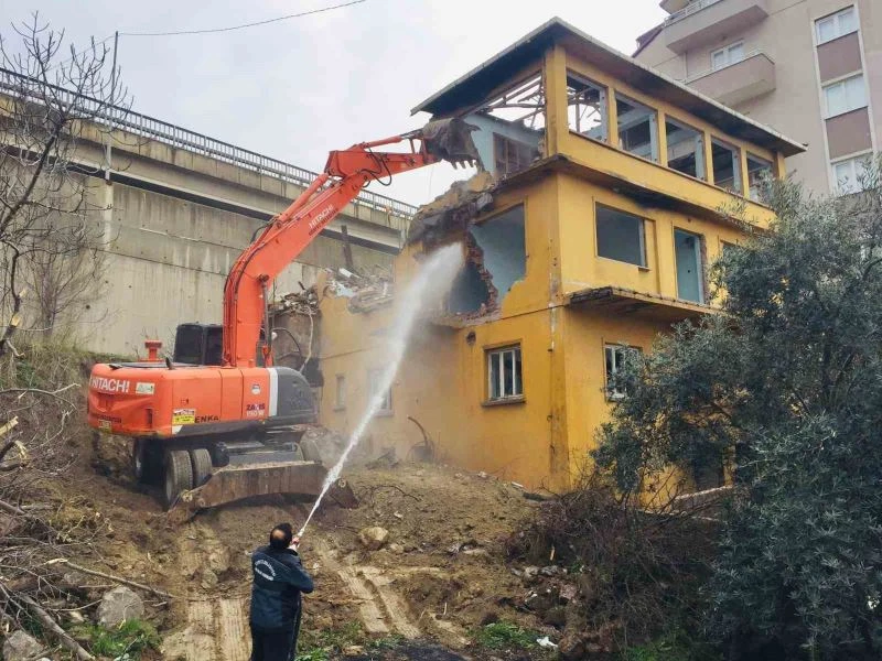 Körfez’de metruk bina yıkıldı
