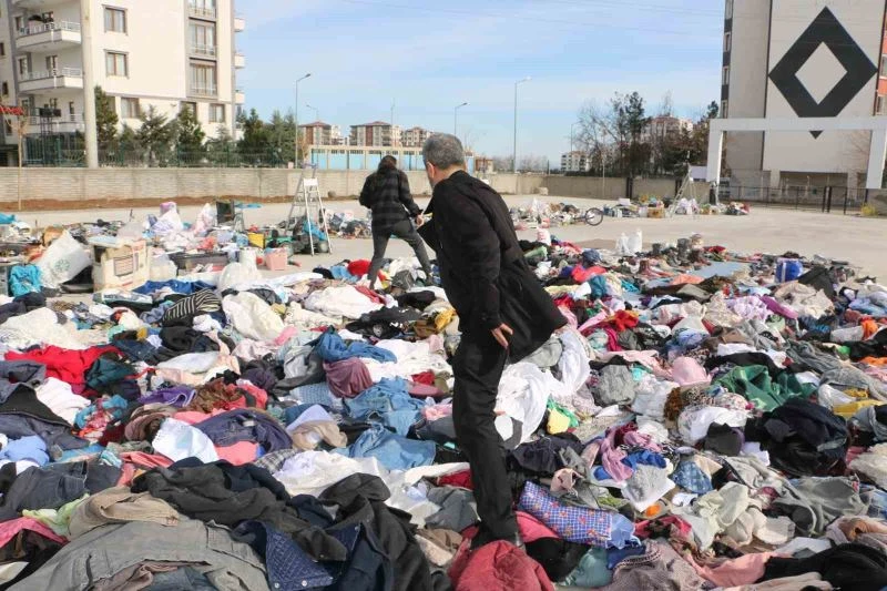 Gözü yaşlı baba 2 çocuğunu kaybetti, geriye enkazdan çıkarılan eşyalardaki kokusu kaldı
