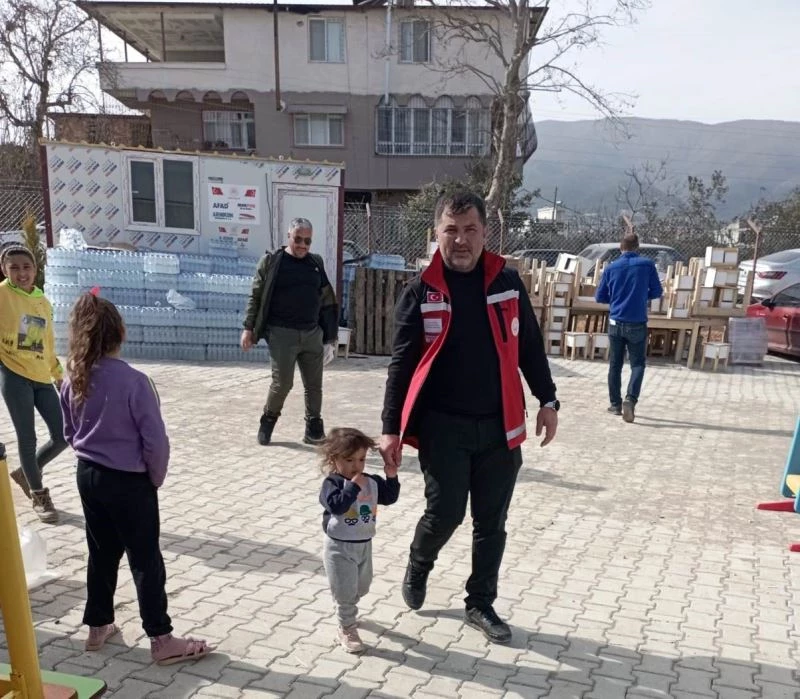 Kırmızı yelekliler depremzedelerin yanında
