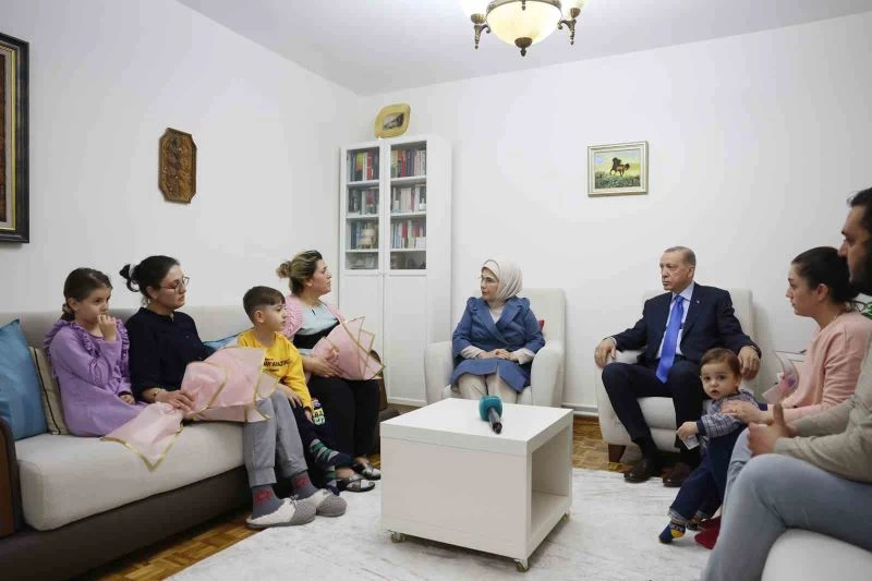 Cumhurbaşkanı Erdoğan, depremzede aileyi ziyaret etti
