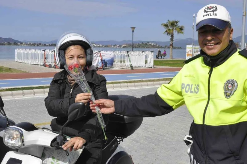 Fethiye’de polis ekipleri kadınların gününü kutladı
