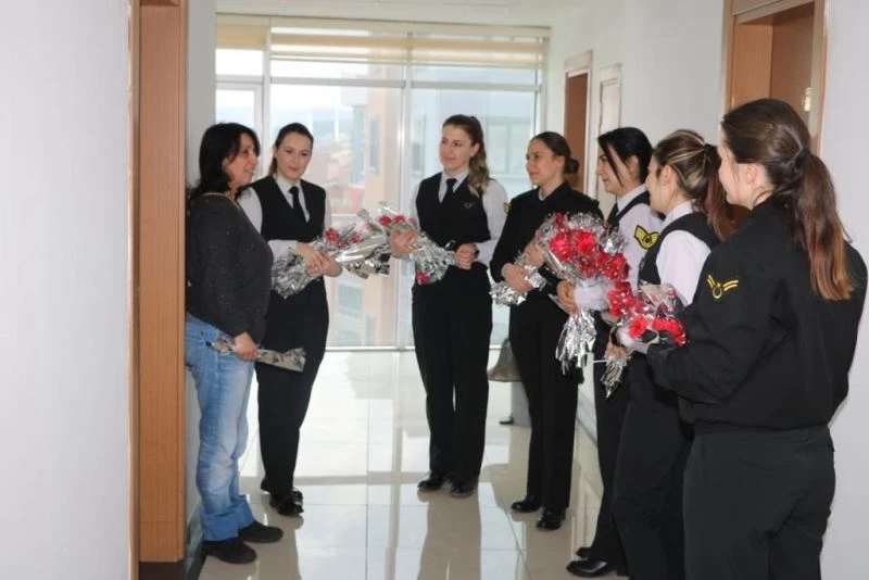 Jandarma ekipleri depremzede kadınların Kadınlar Günü’nü kutlandı
