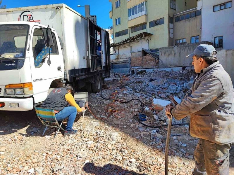 Siirt Belediyesi ekipleri inşaatların jeolojik-jeoteknik zemin etütlerini denetledi
