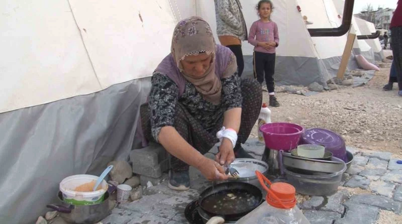 Deprem bölgesinde yükün büyük kısmını kadınlar sırtlıyor
