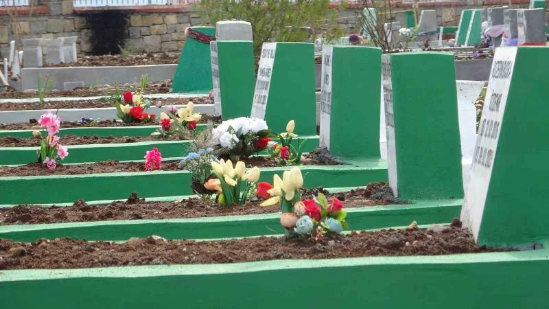 Depremde hayatını kaybedenlerin yakınları Kadınlar Günü’nde mezarlara çiçek bırakıp gitti
