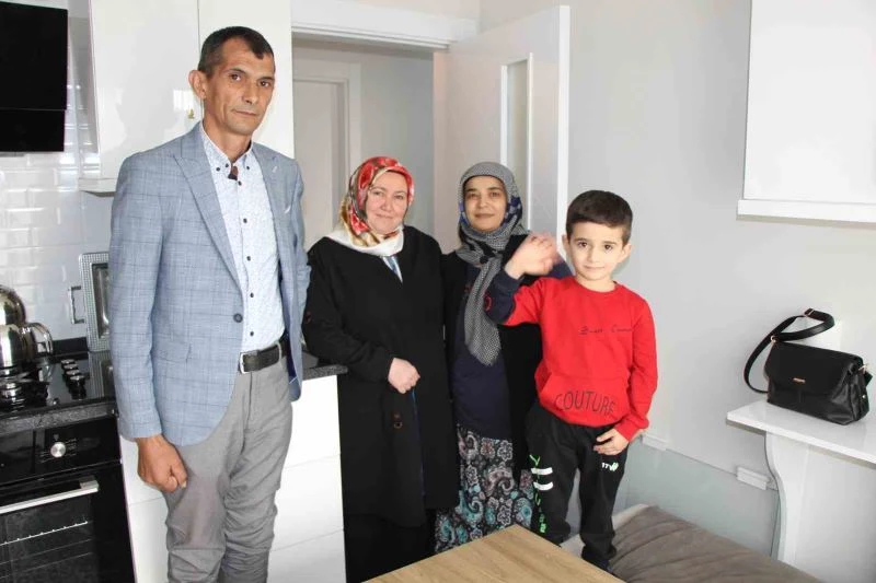 Kahraman madenciden alkışlık hareket: Yeni evinin kapısını depremzede aileye açtı
