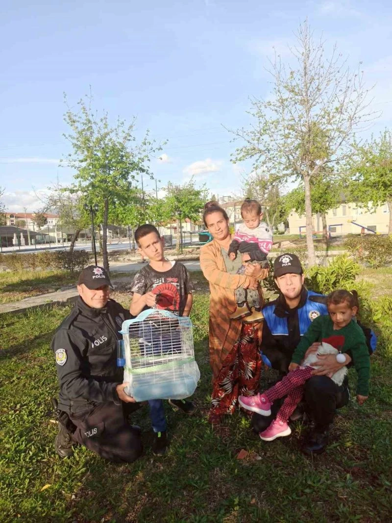 Depremde muhabbet kuşunu kaybeden çocuğa polis muhabbet kuşu hediye etti
