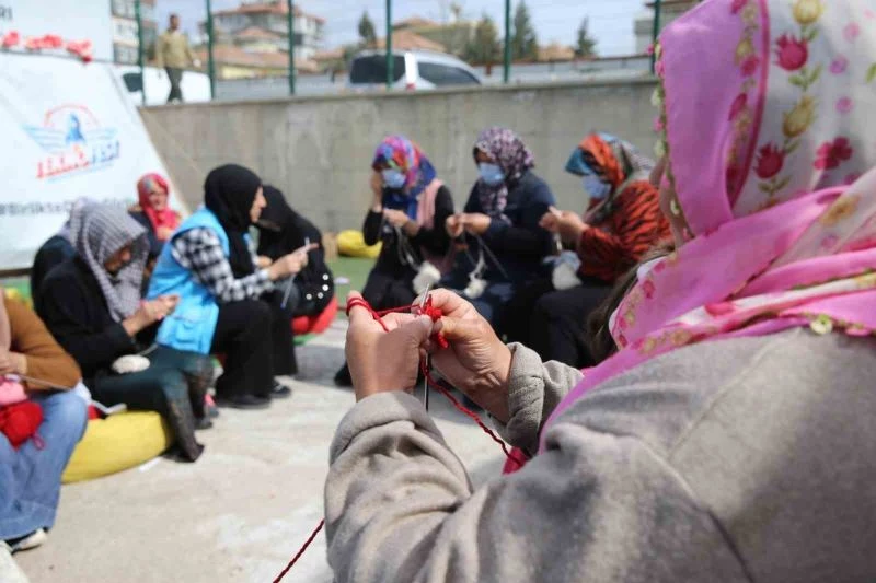 İlmek ilmek örgülerle depremzede kadınlar hayata tutunuyor
