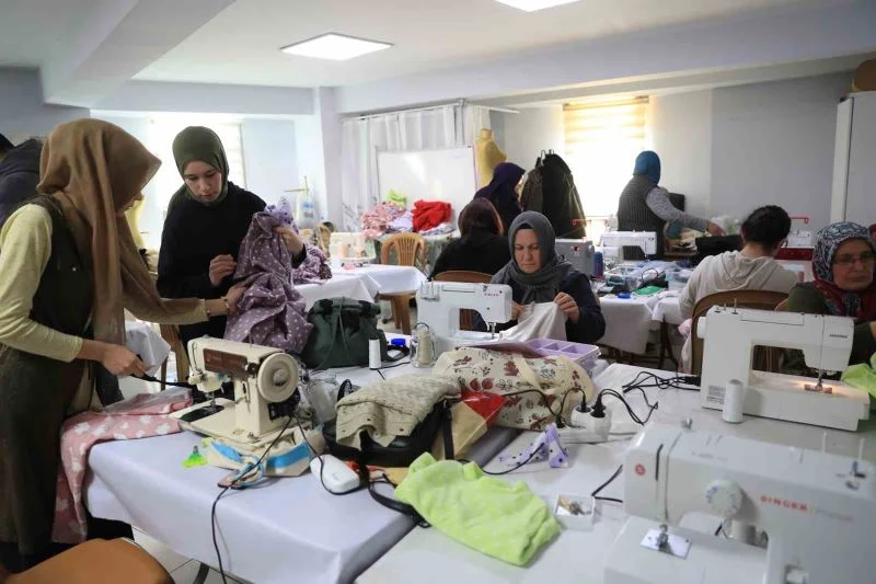 Pamukkale Belediyesi kursiyerlerinden depremzedelere destek
