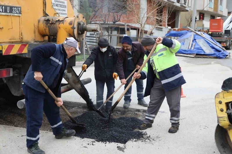 Çayırova’da asfalt yama çalışması
