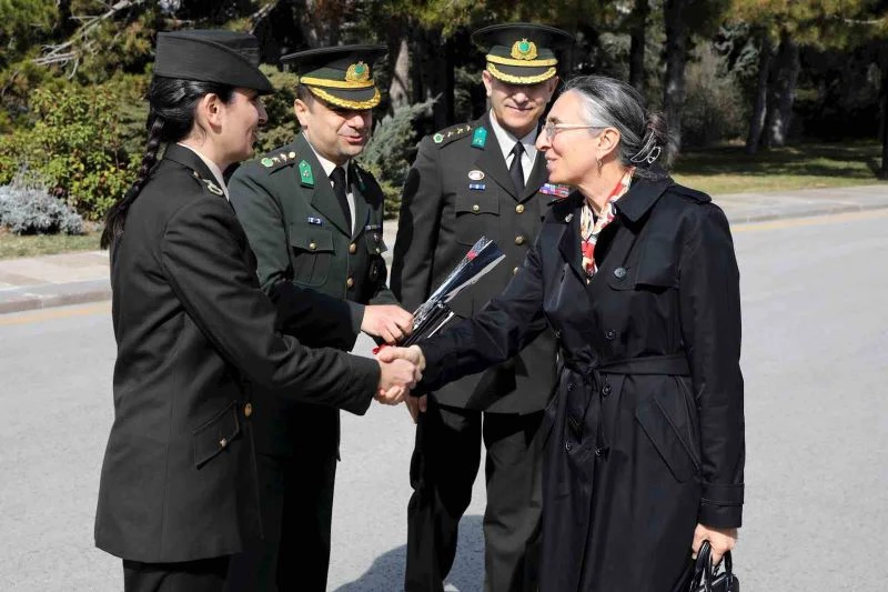 Milli Savunma Bakanı Hulusi Akar’ın eşi Şule Akar ve beraberindeki komutan eşleri Anıtkabir’i ziyaret etti
