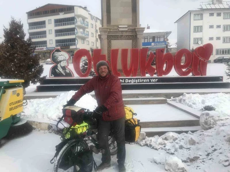 Alman gezgin bisikletiyle çıktığı dünya turunda 5 bin kilometre pedal çevirip Erzincan’a geldi

