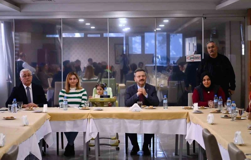 Vali Aksoy depremzede vatandaşlarla yemekte buluştu
