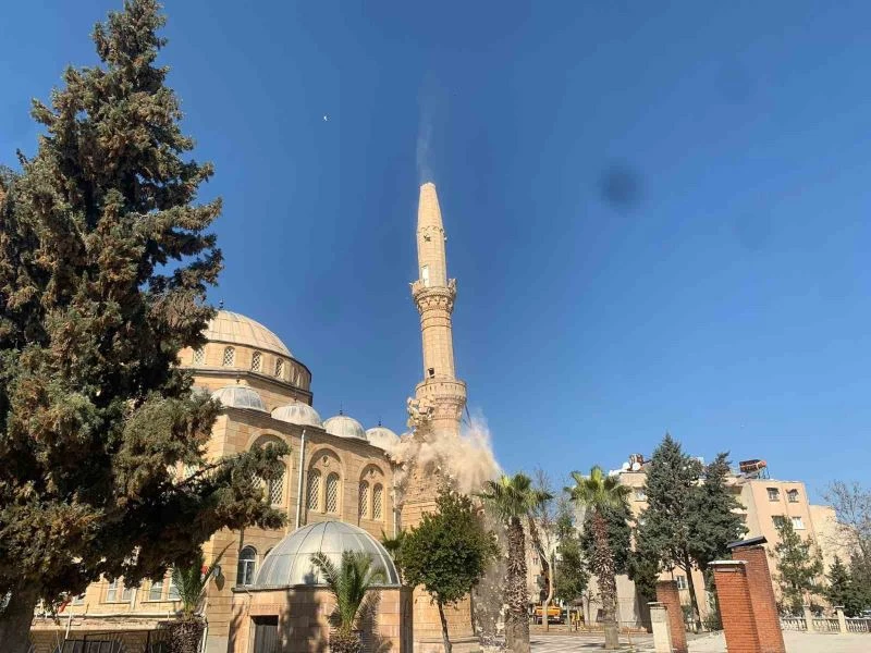 Kilis’te depremde zarar gören caminin minareleri kontrollü şekilde yıkıldı
