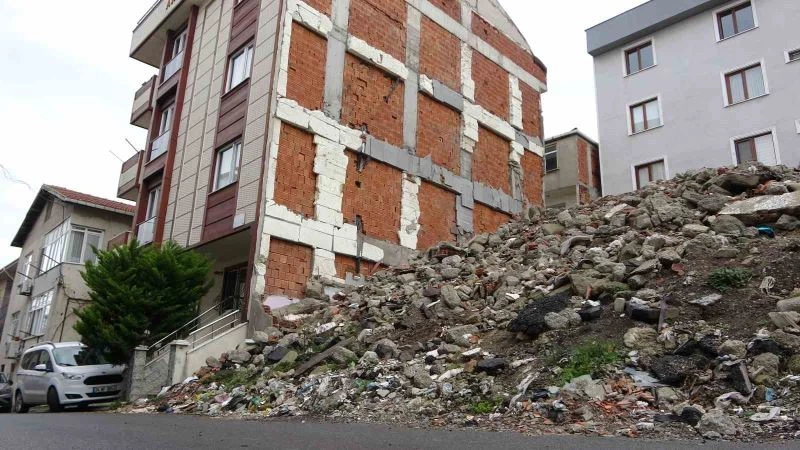 Maltepe’de yıkılan bitişik binanın moloz yığını 3 yıldır apartman sakinlerinin kabusu oldu
