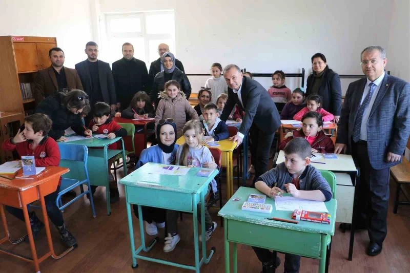 Hastaneden okula kitap bağışı
