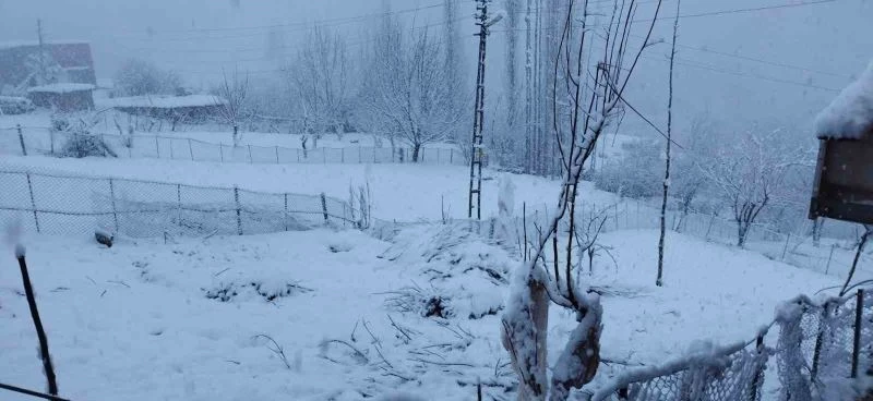 Batman’da etkili olan kar yağışı köy ve mezra yollarını ulaşıma kapattı
